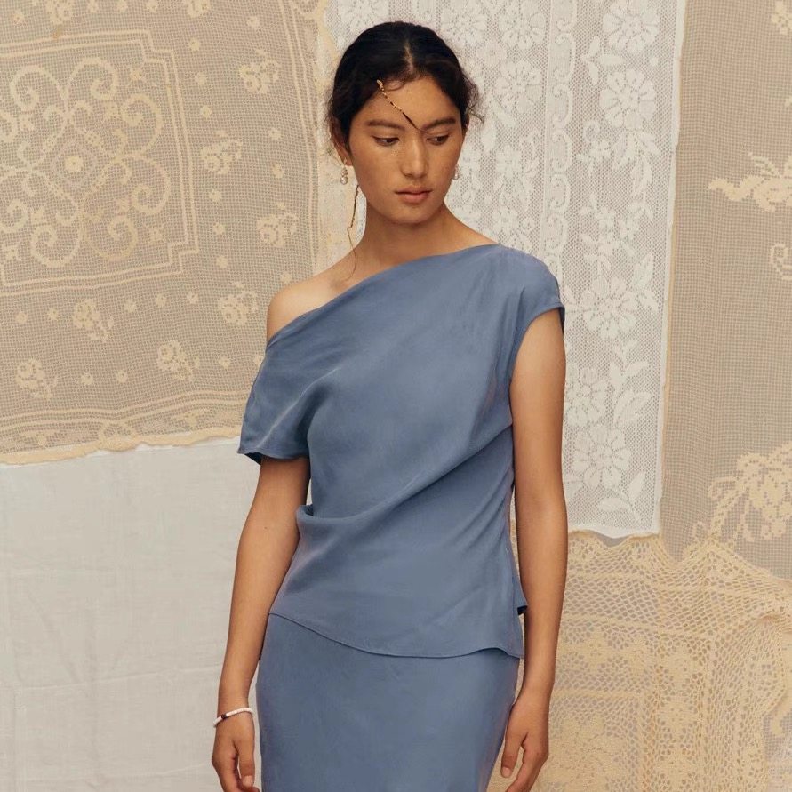 Deplumer 25春夏 雾霾蓝绒面铜氨丝斜肩荡领上衣+半身裙