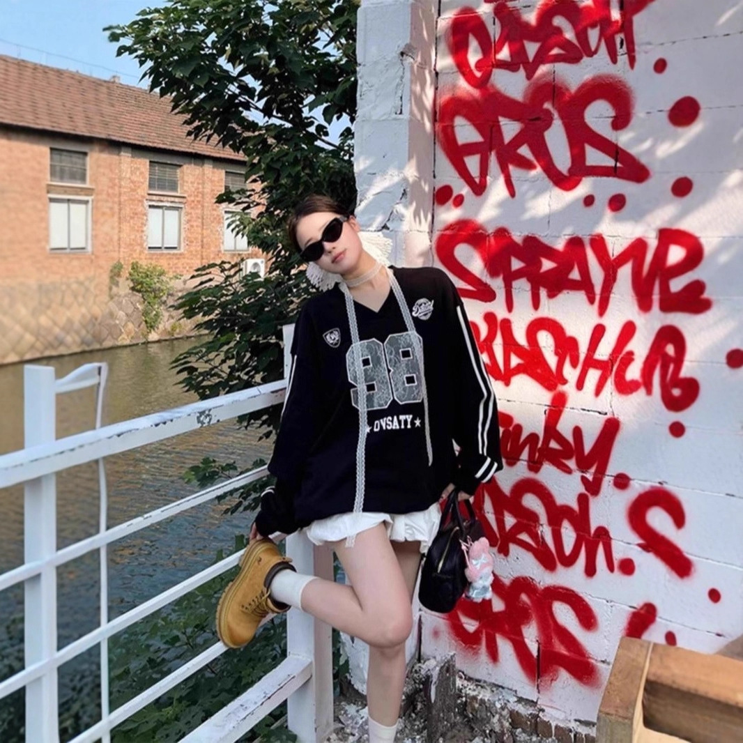 美式复古运动风黑色v领卫衣女秋季新款宽松长袖数字印花球衣上衣