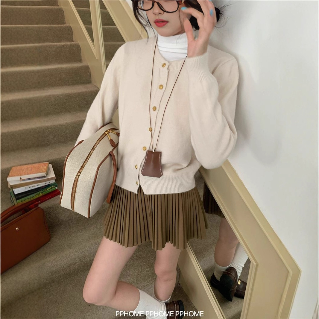 韩系学院复古小金扣圆领针织开衫女秋冬洋气减龄百搭短款毛衣外套