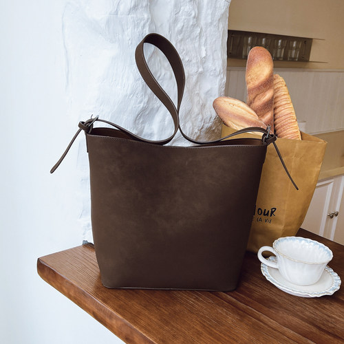 LAOYJA复古麂皮绒简约斜挎水桶包