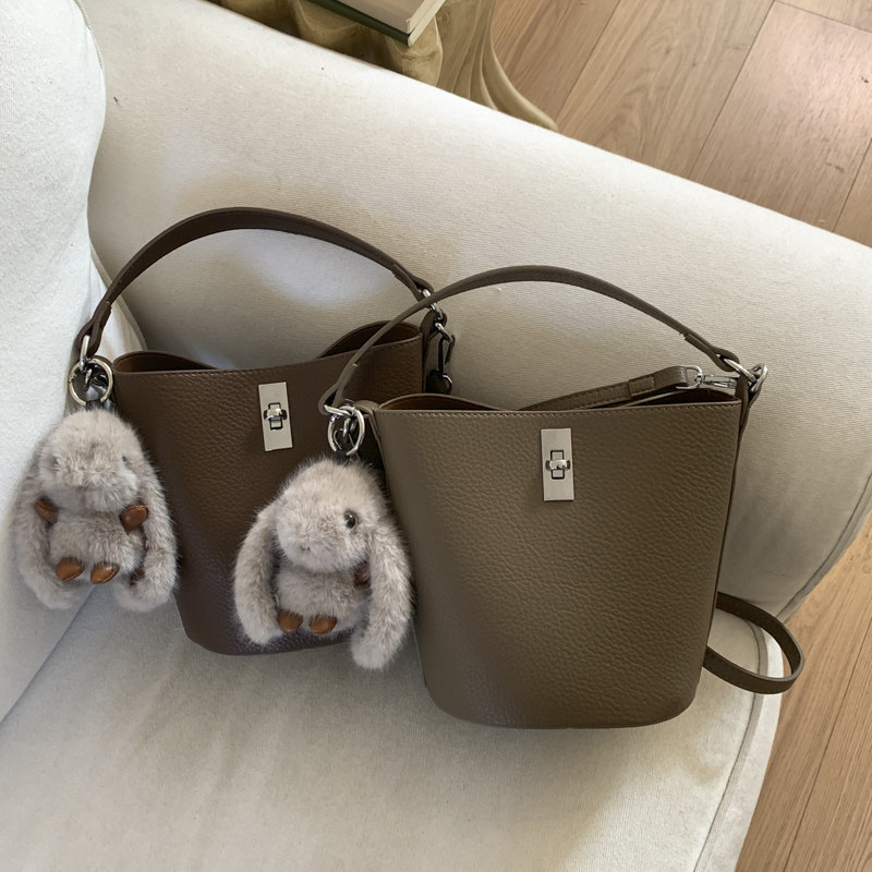 2026新款休闲时尚大容量斜挎水桶包轻便简约荔枝纹软皮通勤单肩包,箱包皮具/热销女包/男包,通用款女包,淘宝优惠券,粉丝福利购,淘宝优惠卷