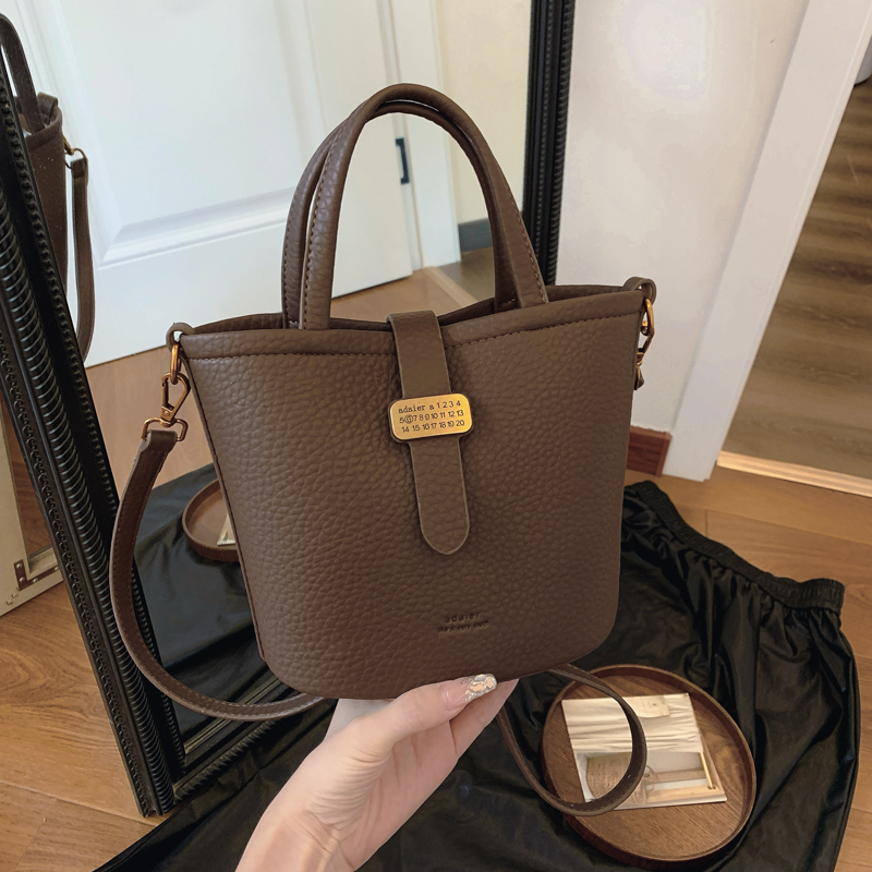 LAOYJA高级感复古小众腋下水桶包