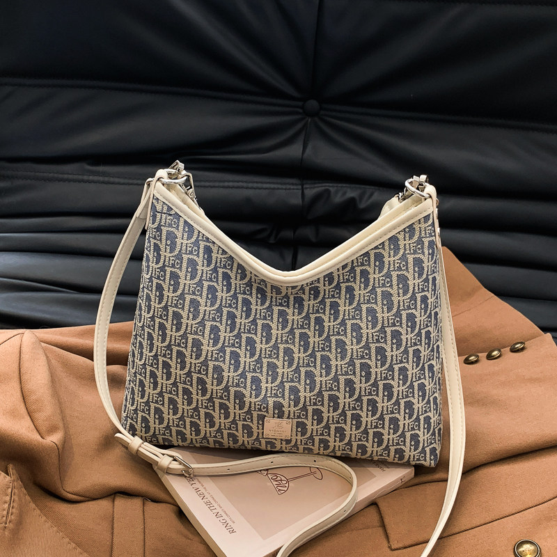 大容量包包女2026新款超火小众通勤老花腋下托特包百搭单肩斜挎包