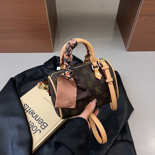 今年流行爆款包包女式2025新款超火时尚百搭单肩斜挎包老花枕头包