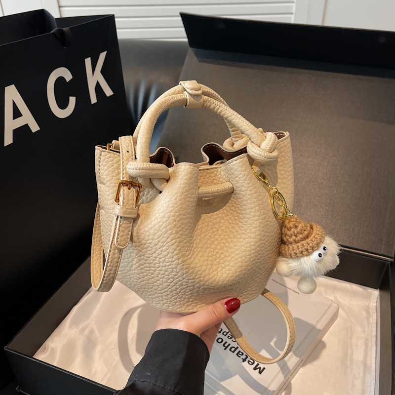 LAOYJA高级感复古小众斜挎水桶包