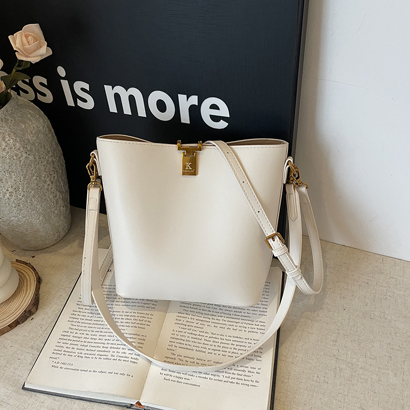 LAOYJA高级感复古小众斜挎水桶包