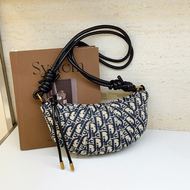 今年流行爆款包包女式2026新款超火刺绣老花腋下牛角包单肩斜挎包