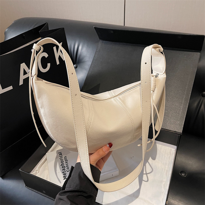 今年流行爆款包包女士2026新款超火腋下hobo牛角包百搭单肩斜挎包