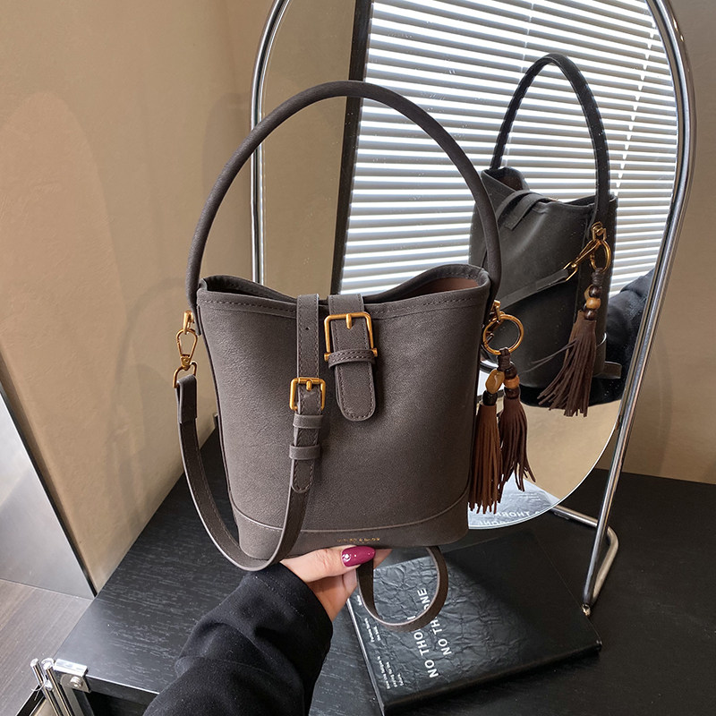 美拉德复古磨砂手提水桶包2026新款潮流时尚百搭流苏包单肩斜挎包,箱包皮具/热销女包/男包,通用款女包,淘宝优惠券,粉丝福利购,淘宝优惠卷