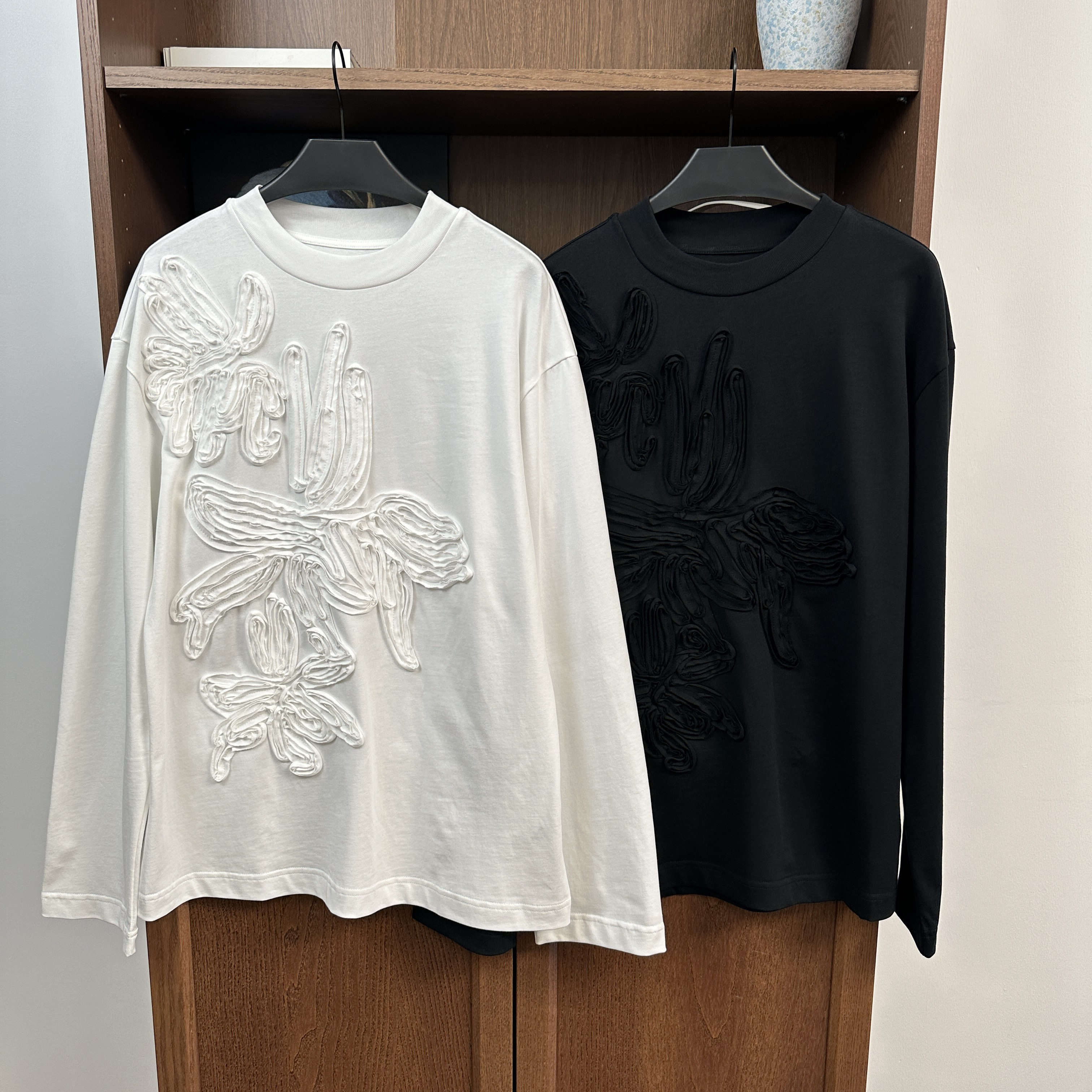刺绣花纹设计圆领宽松长袖T恤