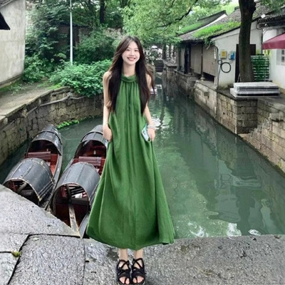法式慵懒风绿色挂脖露肩连衣裙子女夏季2025新款高级度假沙滩长裙