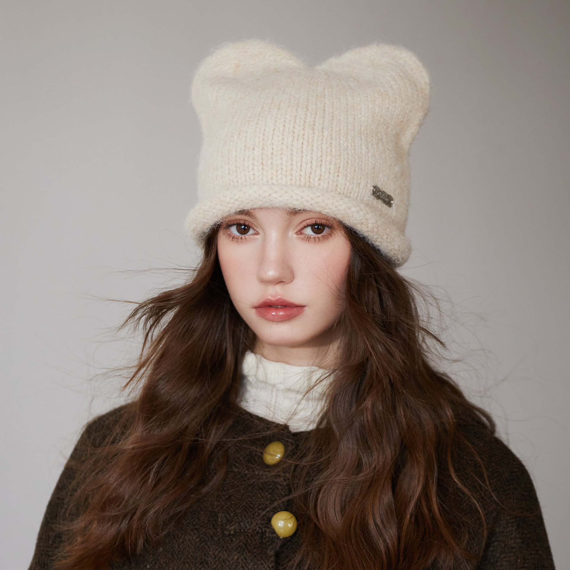 白色毛绒兔耳朵针织帽