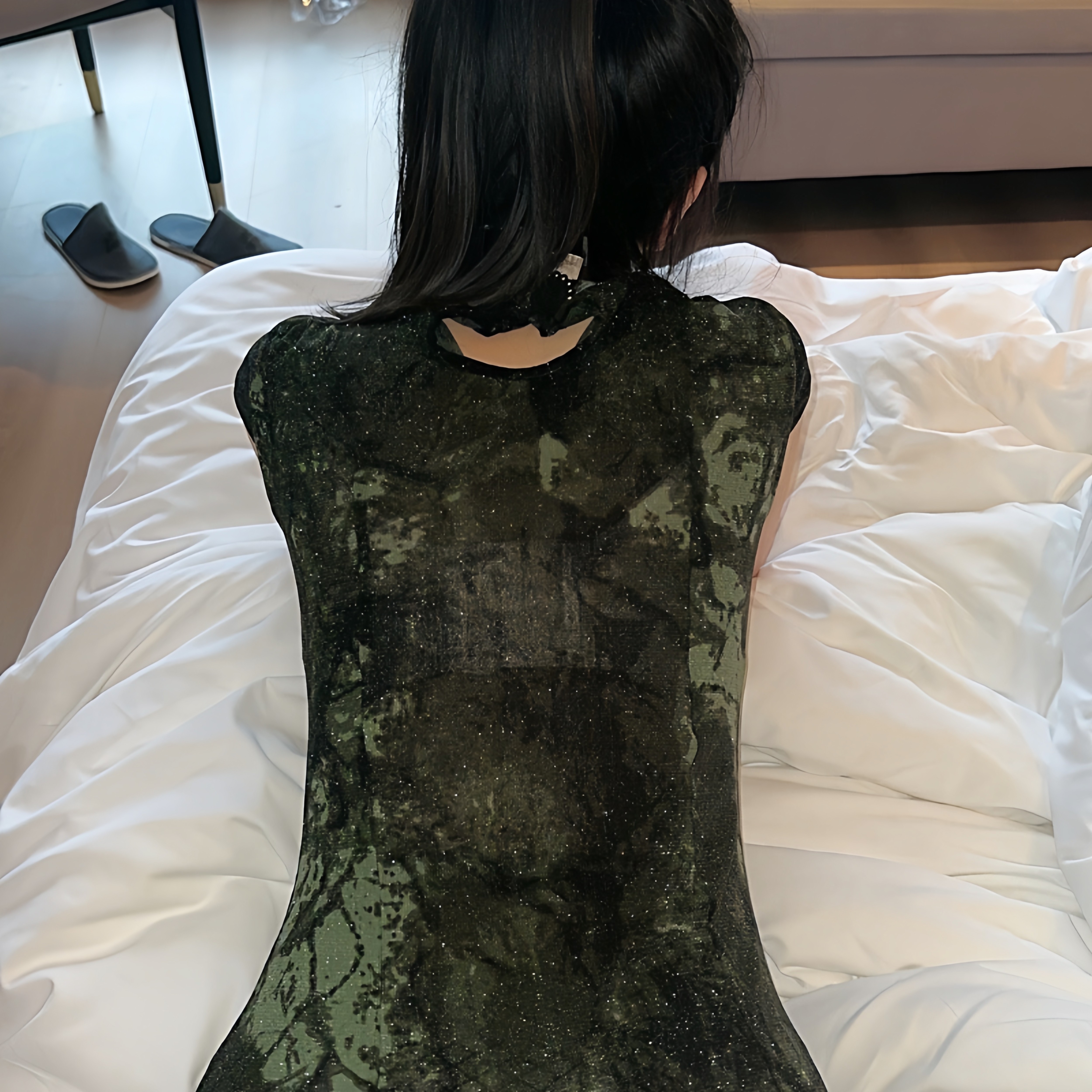 《酒吧,夜穿》高开衩无内衬户外漏出超级性感少妇亮丝旗袍连衣裙