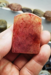 天然红发晶原石雕刻方牌吊牌吊坠颈饰尺寸45.8 15.1重52克 31.6