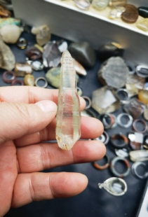 天然利姆利亚种子水晶原石六棱柱骸骨摆件吊坠挂件标本重19.1克