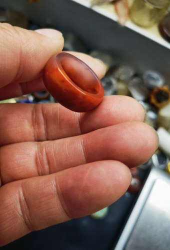 天然保山南红原石柿子红雕刻戒指圈口19.1宽8.7重5克一图一物