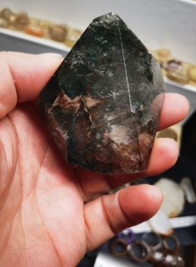 天然绿幽灵水晶原石雕刻料打磨抛光摆件重148.3克