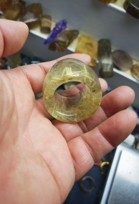天然巴西钛晶金发晶原石雕刻板指圈口23.3长31.8厚8.1重59.4克
