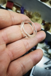 天然黄水晶原石雕刻指环戒指圈口18.8条宽4.99重2.8克一图一物
