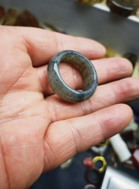 天然和田玉青花籽料原石戒指指环扳指圈口22.5条宽10.3重10.3克