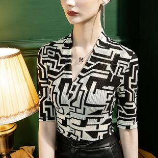 v领网布网衫女中袖镂空打底衫女士半袖网纱t恤黑白印花格子上衣秋