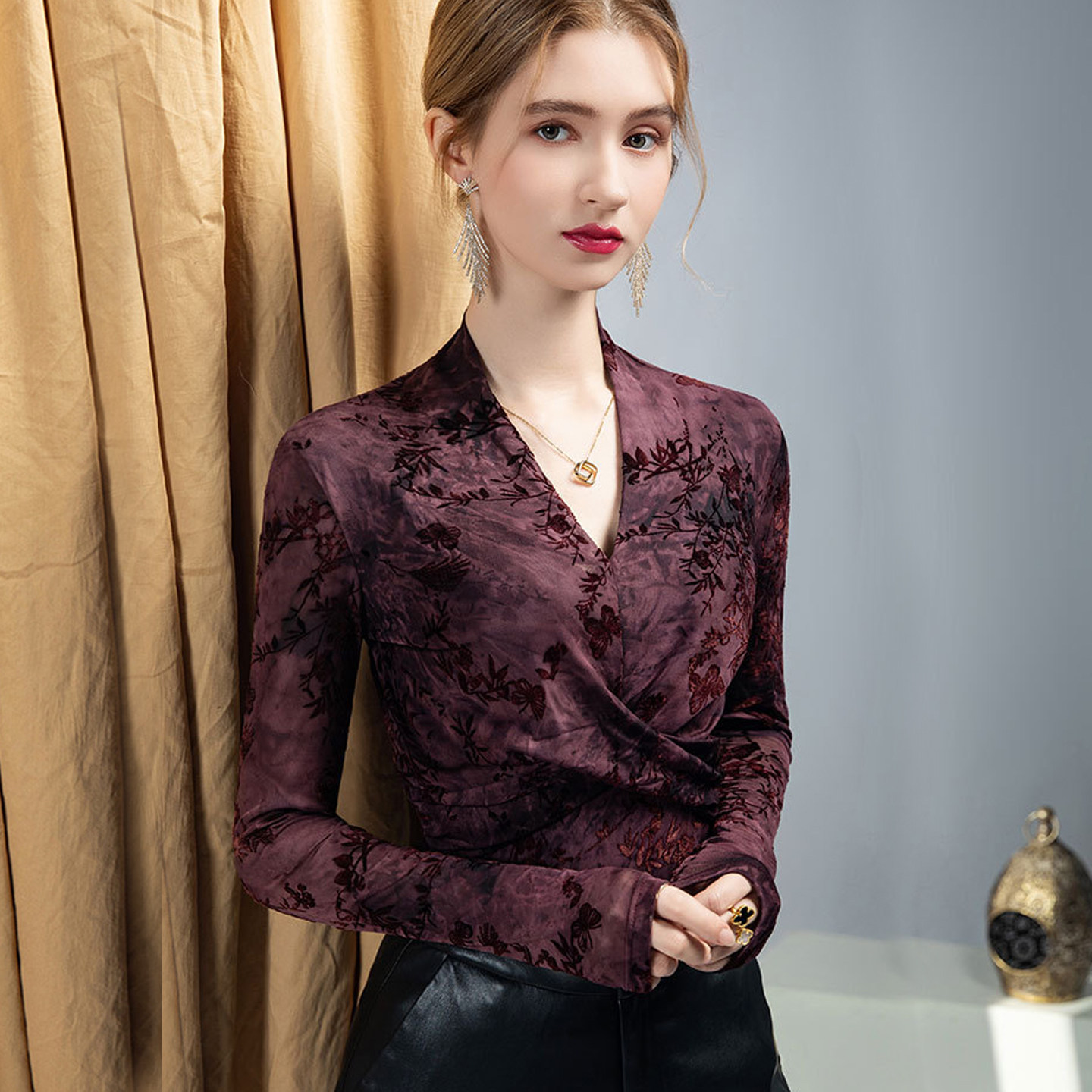 2025新款v领打底衫女高级感长袖网纱t恤复古植绒印花蕾丝上衣秋装