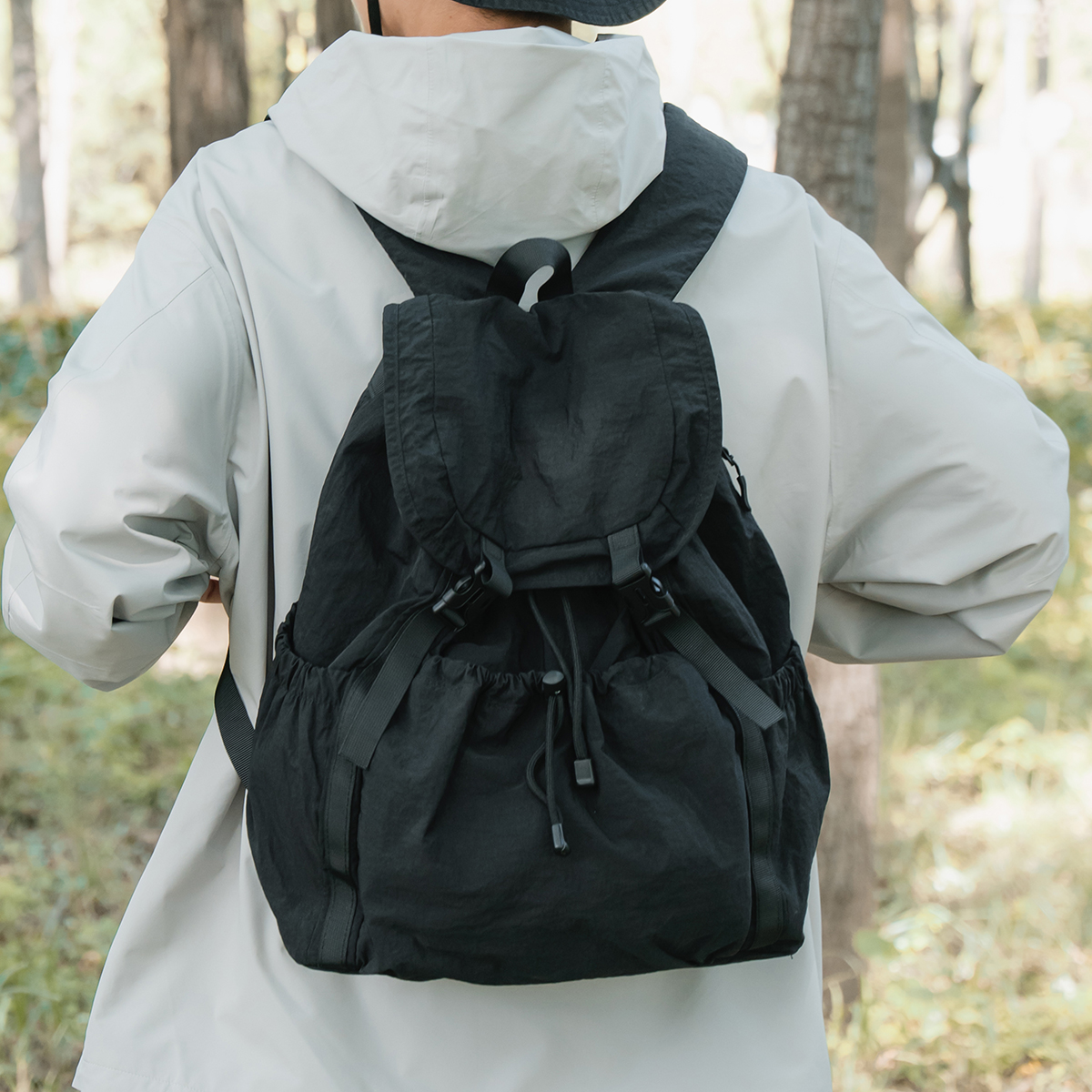 超轻户外旅行背包男女通勤简约风日常百搭学生书包防水潮酷双肩包