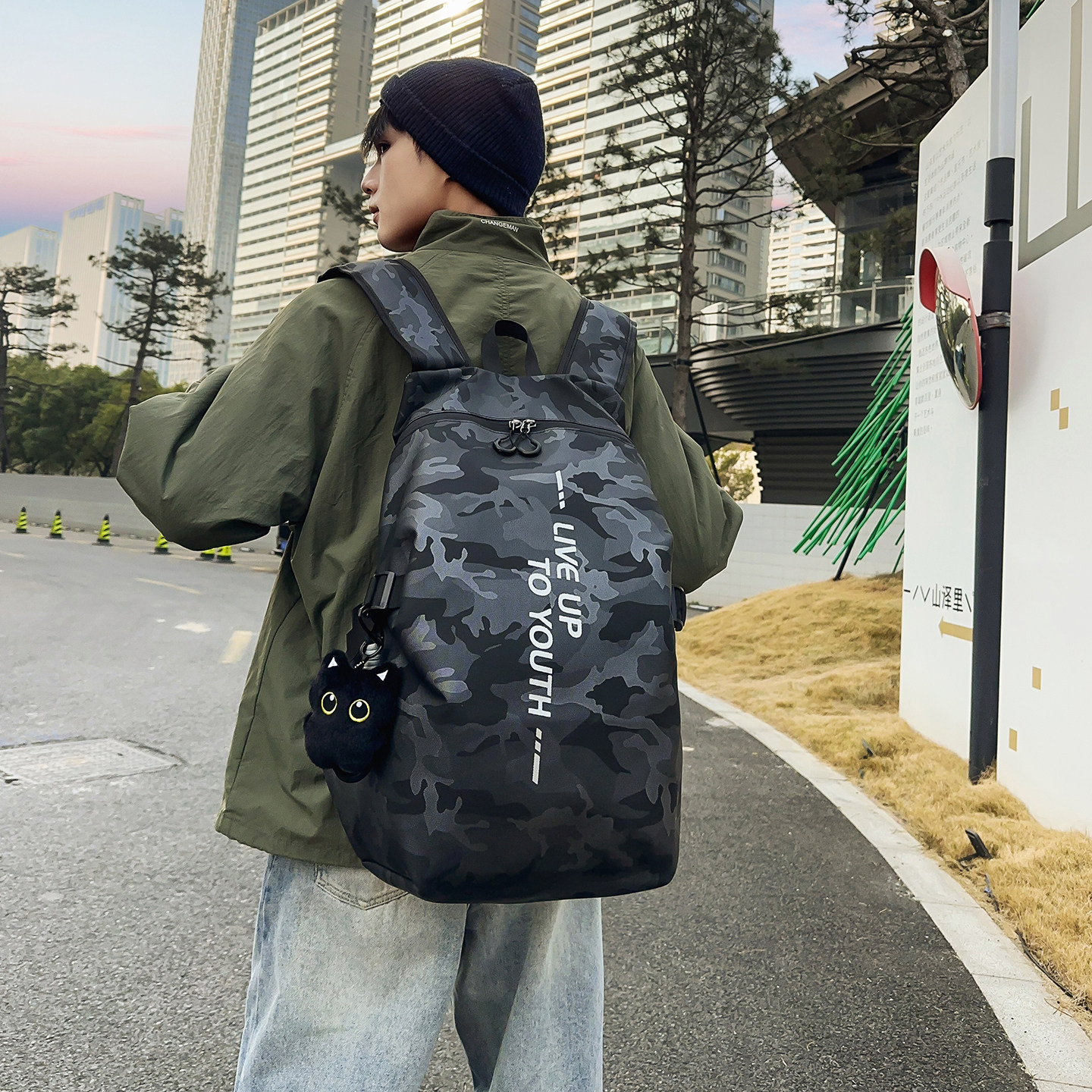 双肩包男士休闲迷彩风大容量防水旅行包女大学生书包户外机车背包