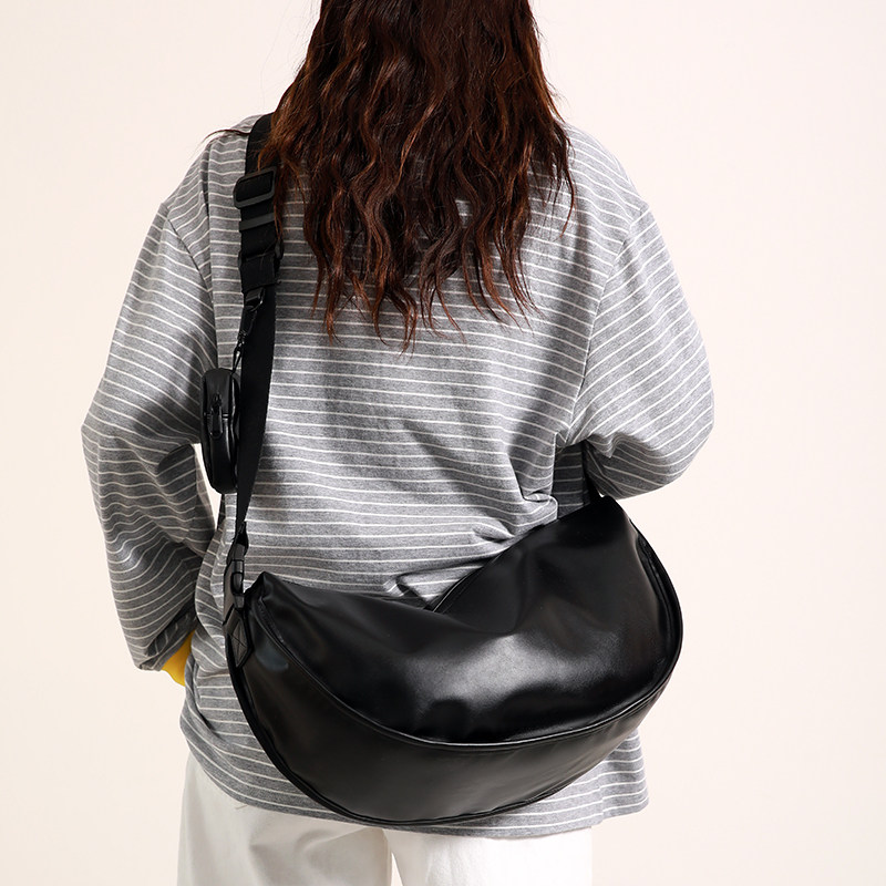 休闲PU皮斜挎包男大容量饺子包轻便简约单肩包时尚运动旅行背包女
