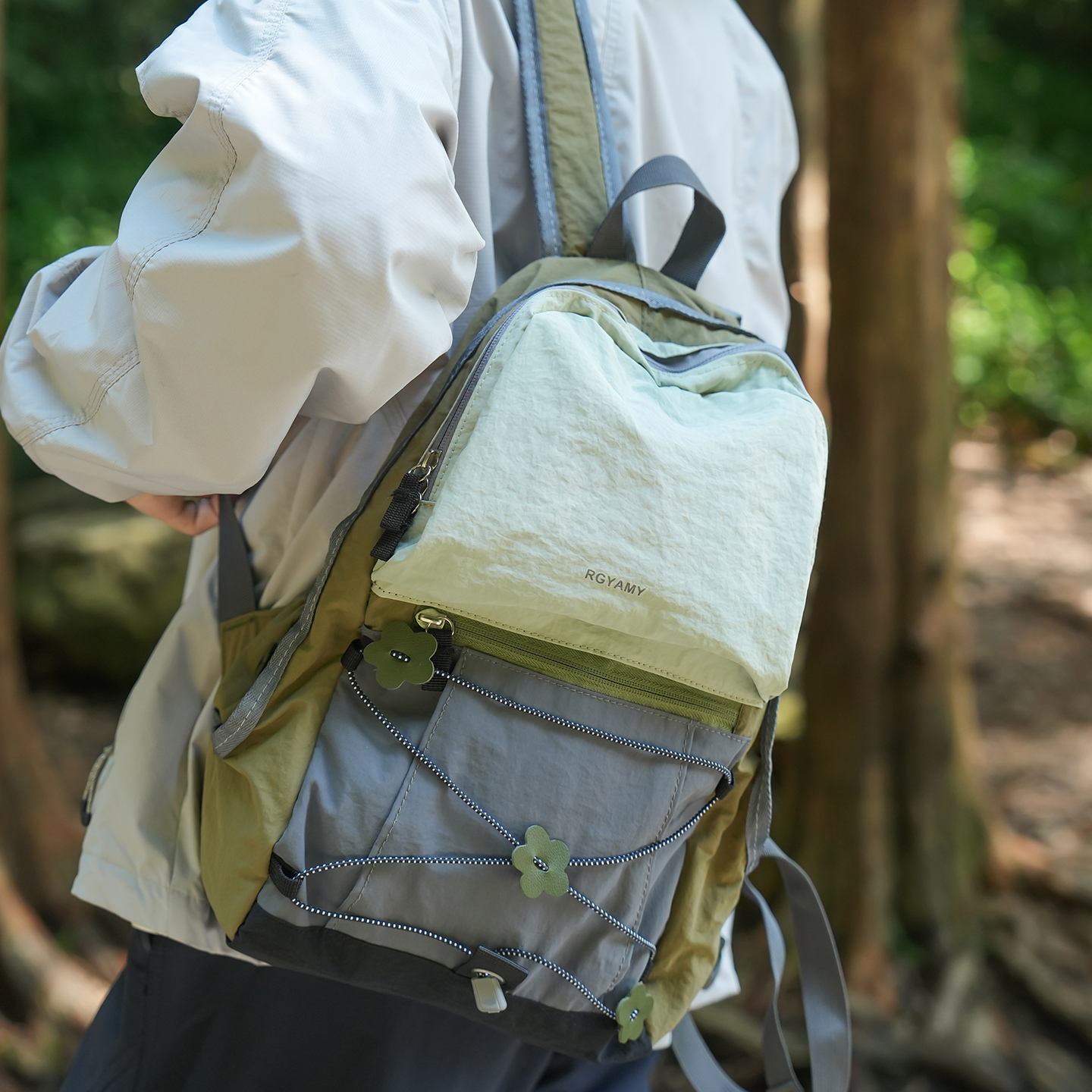 户外旅行撞色双肩包男大容量百搭防水轻便登山小背包女大学生书包