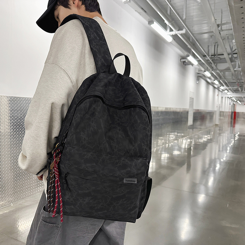 书包男女轻便百搭初中生背包高中大学生防水通勤减负大容量双肩包