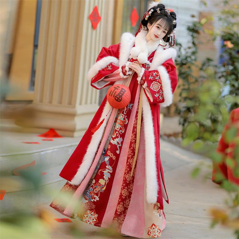 原创汉服女秋冬新年拜年服斗篷