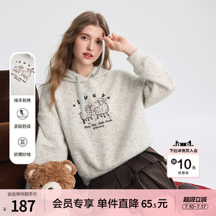 betu百图慵懒风时尚绵羊刺绣毛绒卫衣女2025年冬季新款套头帽衫