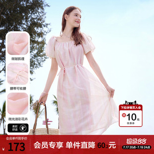 betu百图粉色度假风泡泡袖连衣裙女2026年夏季新款一字领收腰裙