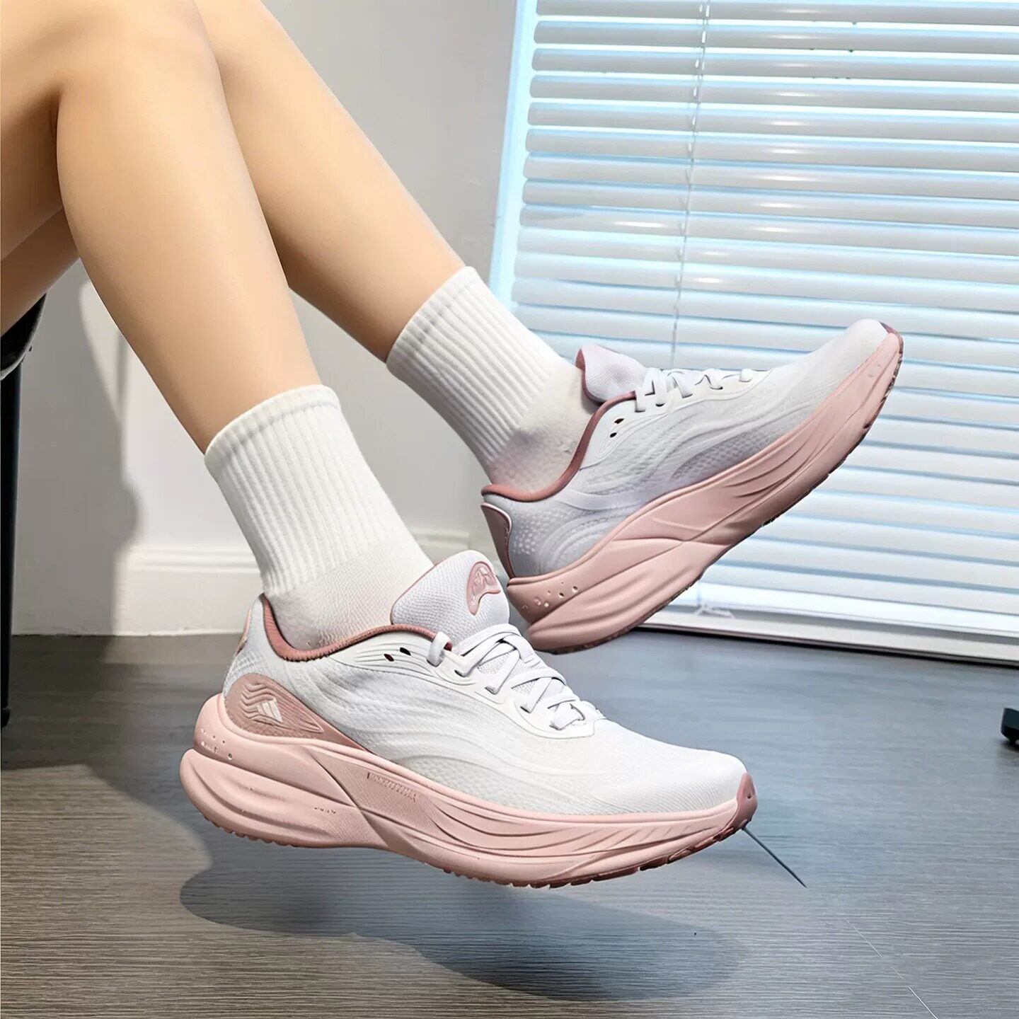 Adidas阿迪达斯女鞋户外跑步休闲2026新款网面透气软弹厚底运动鞋