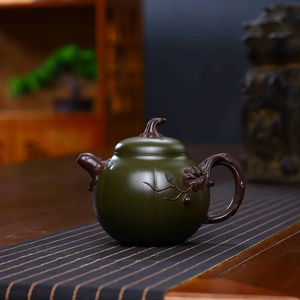 宜兴原矿紫砂泥绘小南瓜壶