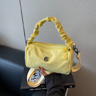 今年流行爆款小包包女夏天百搭2025新款简约斜挎包尼龙布枕头包潮