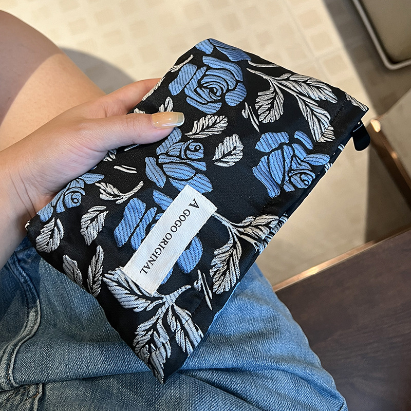 高级感小号化妆包玫瑰手拎钱包笔袋手机袋补妆收纳小包洗漱袋