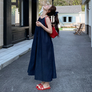 深蓝色牛仔吊带连衣裙女2025夏季新款甜酷风宽松小个子a字长裙潮,米莱时尚搭配图解图片