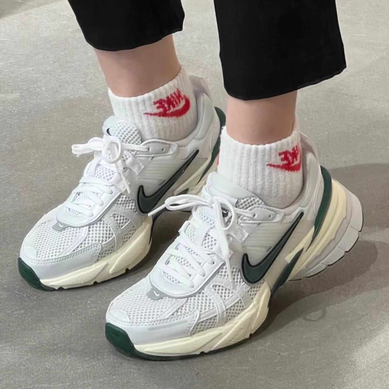 Nike 耐克 V2K Run 白绿低帮休闲运动跑步鞋老爹鞋 FD0736-101