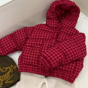 冬季儿童羽绒服短款连帽白鹅绒丝绒大红色年服新年战衣拜年中大童