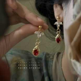 轻奢复古花朵耳环女红色水钻水滴耳坠新年耳饰高级感气质大气耳夹