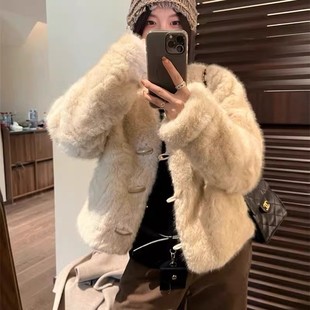 月牙扣小湖羊皮毛一体女2026新款冬时尚保暖高级环保皮草毛毛外套