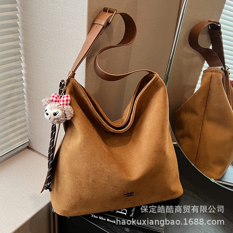 休闲秋冬包包女2025新款简约磨砂斜挎包大容量单肩托特水桶包