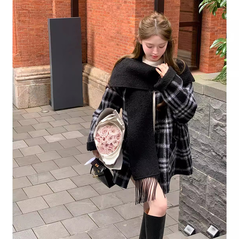 杨小卷 复古格纹围巾披肩羊毛双面呢大衣女宽松短款毛呢外套秋冬