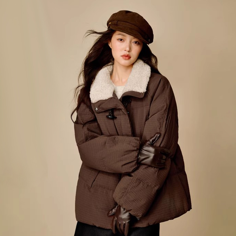 爵莱菲大码羊羔毛领厚羽绒服2025冬季女装新款保暖短款面包服外套