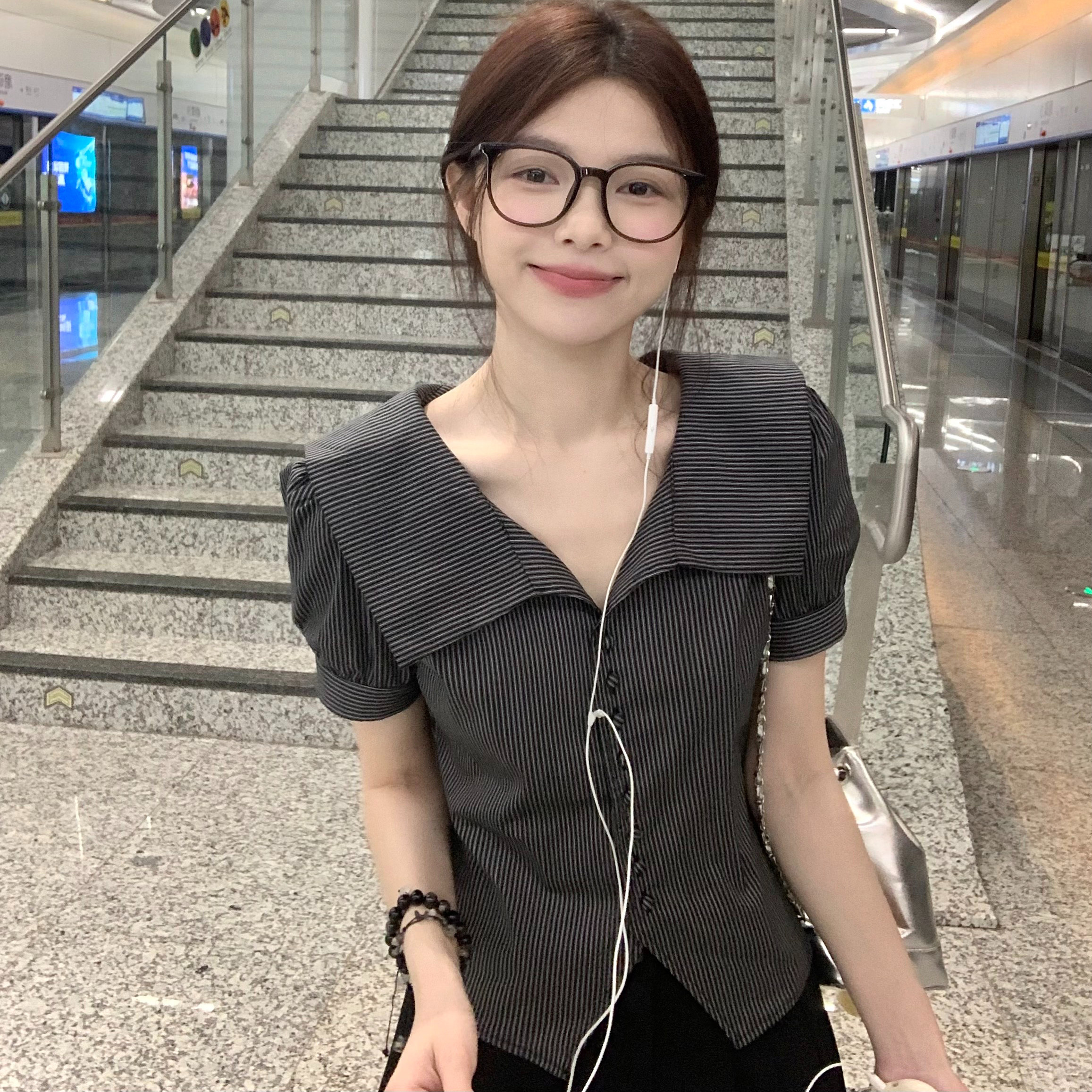 复古条纹翻领黑色衬衫女夏季新款时尚设计感短袖百搭泡泡袖上衣潮