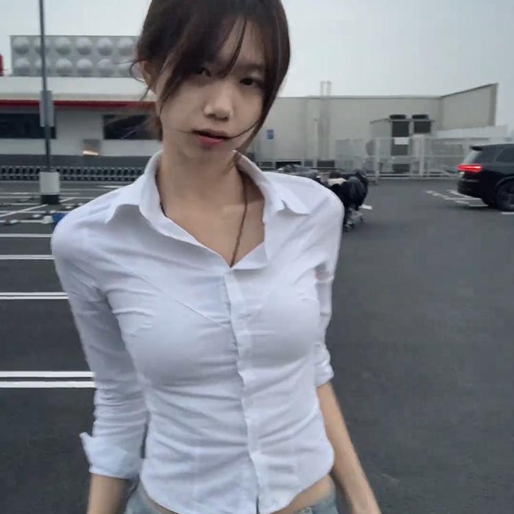 纯欲风白色衬衫女设计感修身内搭衬衣辣妹显胸收腰长袖上衣春秋季