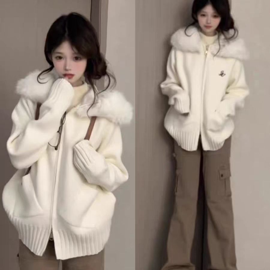 慵懒风温柔白色连帽毛领针织衫