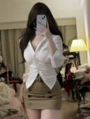 上衣设计显瘦感纽扣半身包臀裙套装 辣妹纯欲JK收腰白色衬衫 女修身